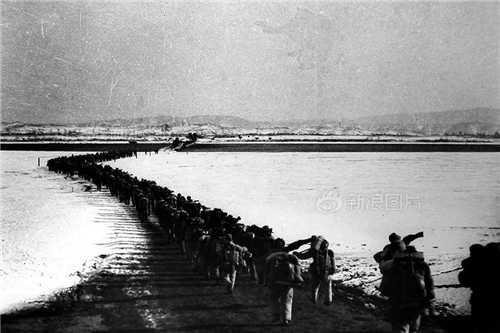 1950年6月25日，朝鲜战争爆发。7月13日，中共中央、中央军委做出决定：第38、39、40、42军即刻集结，组成东北边防军。10月8日，东北边防军改名“中国人民志愿军”，10月19日，志愿军渡过鸭绿江。此后，朝鲜战争进行了两年零9个月。