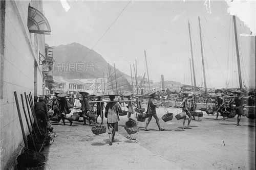 香港早期的欧籍人分为五类：殖民地官员、商人、专业人士、从事管工或低级职位者、传教士。更早时，香港是欧洲罪犯、逃兵、鲁莽冒险家和投机者的庇护所。香港的欧洲人趾高气扬、对中国文化不感兴趣、鄙视本地华人。他们有自己的娱乐，图为1895年的香港跑马场。