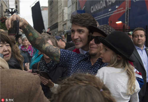 加拿大总理特鲁多穿冰球服与民众自拍 人气爆棚