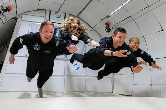 平民宇航员练习漂浮在微重力环境中. 图片来自：约翰克劳斯 / Netflix